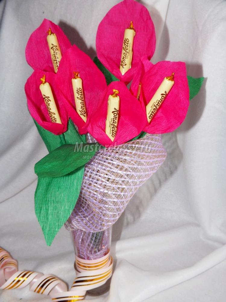 Цветок с конфетами из бумаги своими руками
